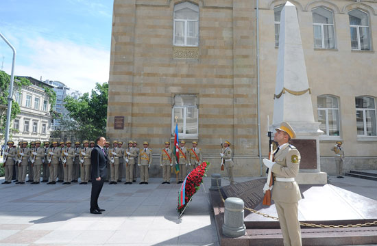 İlham Əliyev Azərbaycan Xalq Cümhuriyyətinin şərəfinə ucaldılmış abidəni ziyarət edib (FOTO)