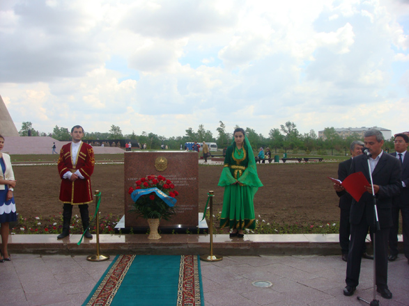 Qazaxıstanda azərbaycanlı qadınların xatirəsinə qoyulmuş abidənin açılışı olub (FOTO)