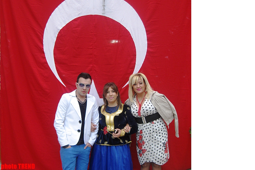 Azərbaycanlı musiqiçilər Trabzonda Türkiyənin idman nazirini necə heyrətləndirdilər? (FOTO)