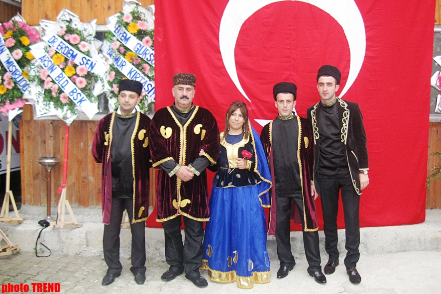 Azərbaycanlı musiqiçilər Trabzonda Türkiyənin idman nazirini necə heyrətləndirdilər? (FOTO)