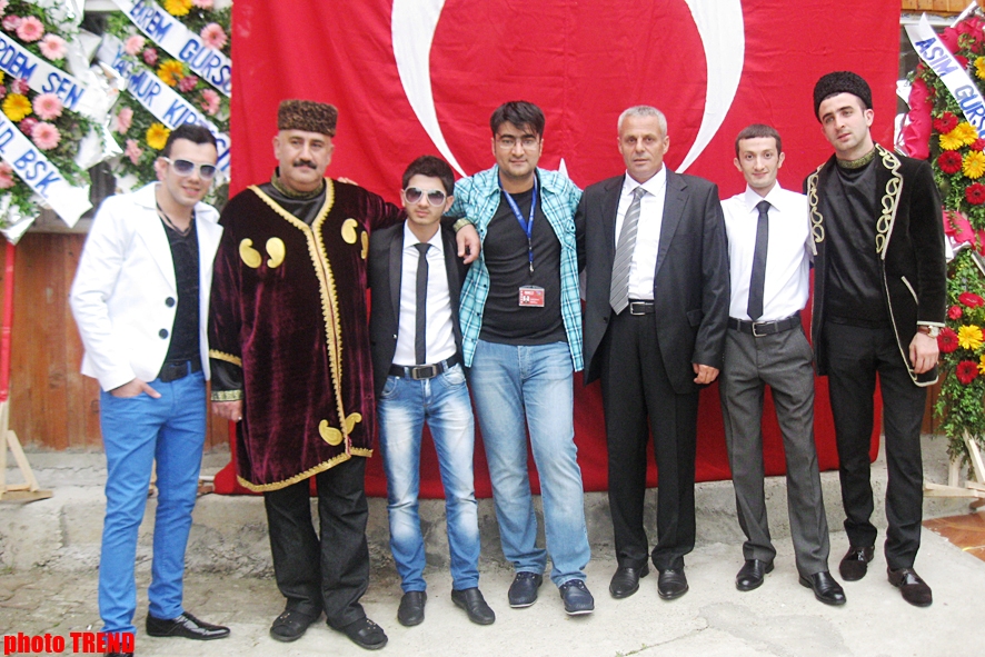 Azərbaycanlı musiqiçilər Trabzonda Türkiyənin idman nazirini necə heyrətləndirdilər? (FOTO)