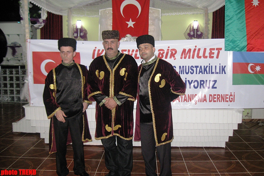 Azərbaycanlı musiqiçilər Trabzonda Türkiyənin idman nazirini necə heyrətləndirdilər? (FOTO)