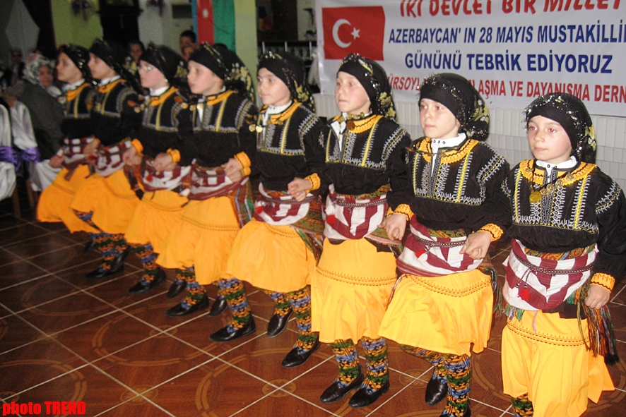 Azərbaycanlı musiqiçilər Trabzonda Türkiyənin idman nazirini necə heyrətləndirdilər? (FOTO)