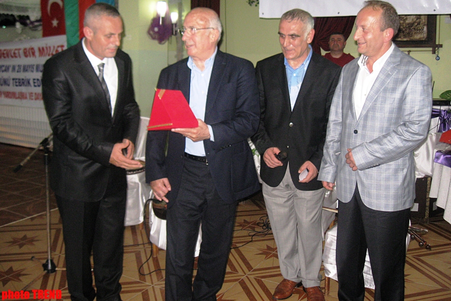 Azərbaycanlı musiqiçilər Trabzonda Türkiyənin idman nazirini necə heyrətləndirdilər? (FOTO)