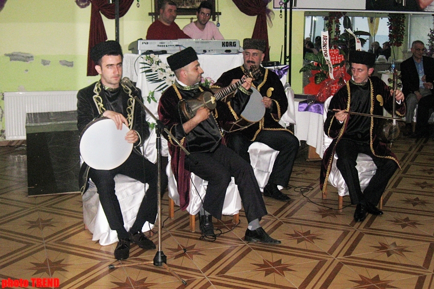 Azərbaycanlı musiqiçilər Trabzonda Türkiyənin idman nazirini necə heyrətləndirdilər? (FOTO)