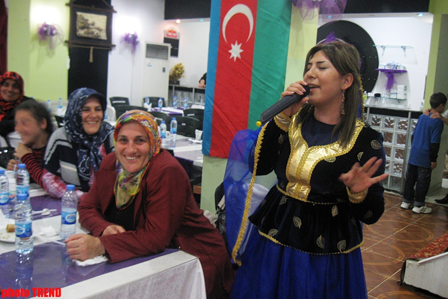 Azərbaycanlı musiqiçilər Trabzonda Türkiyənin idman nazirini necə heyrətləndirdilər? (FOTO)