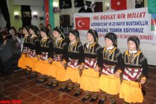 Azərbaycanlı musiqiçilər Trabzonda Türkiyənin idman nazirini necə heyrətləndirdilər? (FOTO)