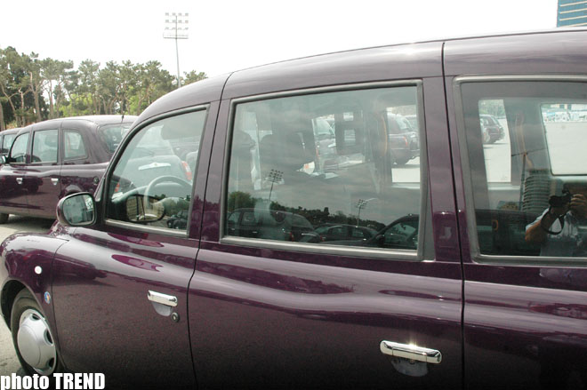 London Taxi TX4 avtomobillərinin birinci partiyası Bakıya gətirilib (FOTO)