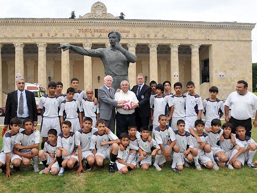 İngiltərə və Almaniyanın məhşur futbolçuları Bakıda (VIDEO)(FOTO)