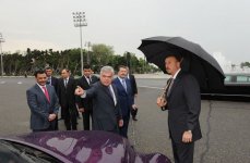 Azərbaycan Prezidenti Bakıya gətirilmiş yeni avtomobillərə baxış keçirib (FOTO)