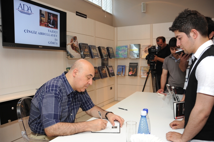 ADA Kitab Mərkəzində yazıçı Çingiz Abdullayevlə oxucuların görüşü keçirilib (FOTO)