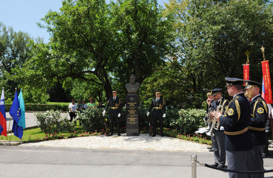 Azərbaycan Prezidenti Sloveniyanın Novo Qoritsa şəhərində Mehdi Hüseynzadənin memorialını ziyarət edib (FOTO)