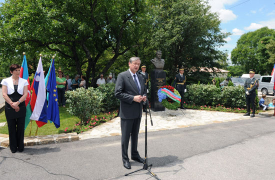 Azərbaycan Prezidenti Sloveniyanın Novo Qoritsa şəhərində Mehdi Hüseynzadənin memorialını ziyarət edib (FOTO)