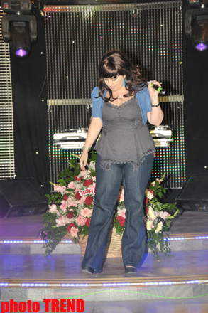 Kökəldikcə kökələn Elza Seyidcahan (FOTO)
