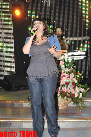 Kökəldikcə kökələn Elza Seyidcahan (FOTO)