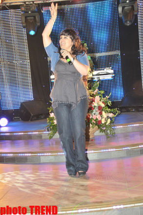 Kökəldikcə kökələn Elza Seyidcahan (FOTO)