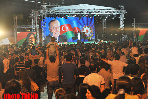 Bakıda Milli Qurtuluş günü ilə bağlı konsert proqramı və atəşfəşanlıq düzənlənib (FOTOSESSİYA)