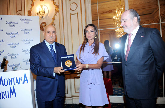 Azərbaycanın birinci xanımı Mehriban Əliyevaya Krans Montana Forumunun Qızıl medalı təqdim olunub (FOTO)