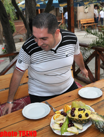 Müğənni Nurlan Əzizbəylidən həyat yoldaşına jest: "... səni yeyərəm" (FOTO)
