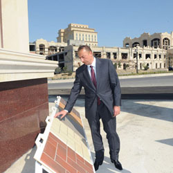 Azərbaycan Prezidenti Binəqədi rayonunda Heydər Əliyev adına Parkda aparılan yenidənqurma işləri ilə tanış olub (FOTO)