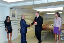 Azərbaycan Prezidenti bir qrup ictimai xadimə "Dostluq" ordenini və "Tərəqqi" medalını təqdim edib (FOTO)