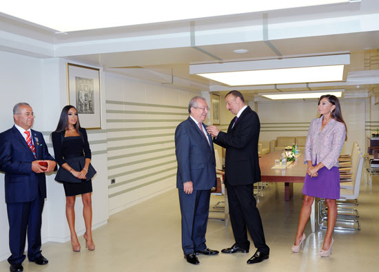 Azərbaycan Prezidenti bir qrup ictimai xadimə "Dostluq" ordenini və "Tərəqqi" medalını təqdim edib (FOTO)