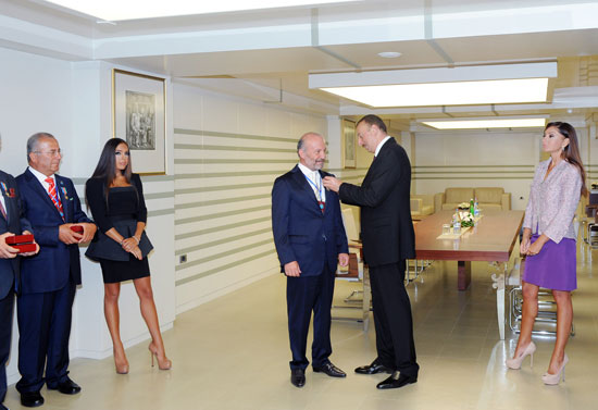 Azərbaycan Prezidenti bir qrup ictimai xadimə "Dostluq" ordenini və "Tərəqqi" medalını təqdim edib (FOTO)
