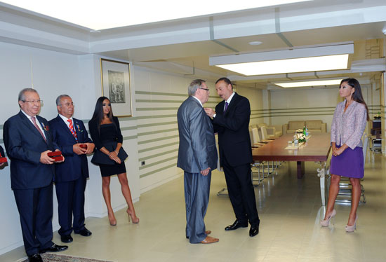 Azərbaycan Prezidenti bir qrup ictimai xadimə "Dostluq" ordenini və "Tərəqqi" medalını təqdim edib (FOTO)