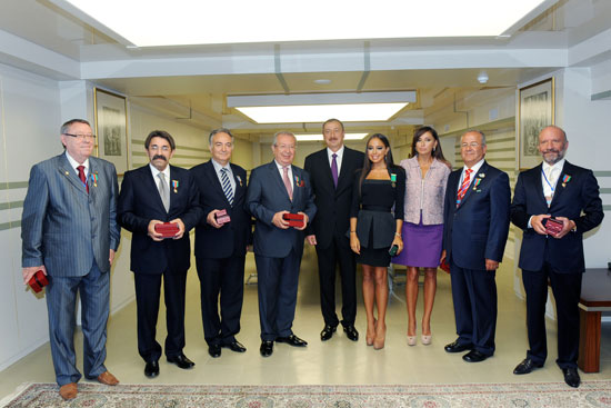 Azərbaycan Prezidenti bir qrup ictimai xadimə "Dostluq" ordenini və "Tərəqqi" medalını təqdim edib (FOTO)