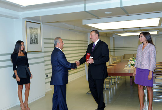 Azərbaycan Prezidenti bir qrup ictimai xadimə "Dostluq" ordenini və "Tərəqqi" medalını təqdim edib (FOTO)