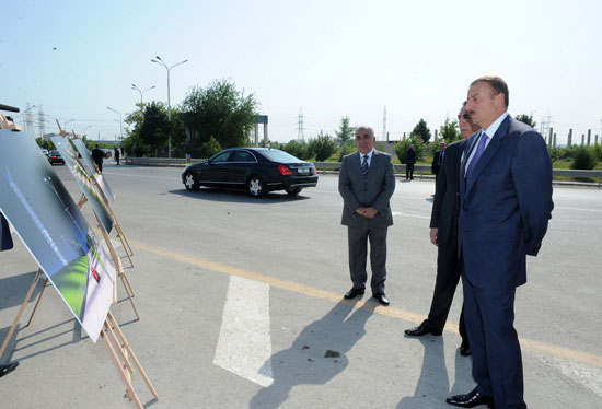 İlham Əliyev Sumqayıtın girişində və şəhərdə görüləcək yenidənqurma işlərini əks etdirən stendlərə baxıb (FOTO)