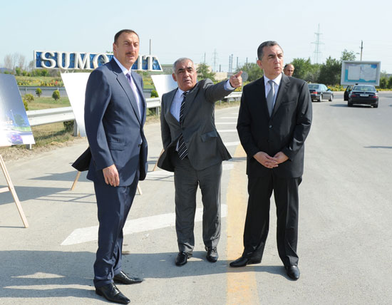 İlham Əliyev Sumqayıtın girişində və şəhərdə görüləcək yenidənqurma işlərini əks etdirən stendlərə baxıb (FOTO)