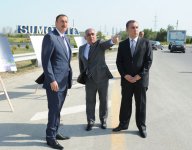 İlham Əliyev Sumqayıtın girişində və şəhərdə görüləcək yenidənqurma işlərini əks etdirən stendlərə baxıb (FOTO)