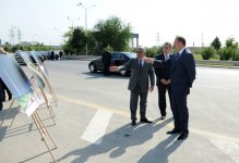 İlham Əliyev Sumqayıtın girişində və şəhərdə görüləcək yenidənqurma işlərini əks etdirən stendlərə baxıb (FOTO)