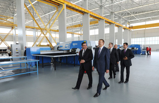 İlham Əliyev Sumqayıt Texnologiyalar Parkında yaradılan yeni müəssisələrlə tanış olub (FOTO)
