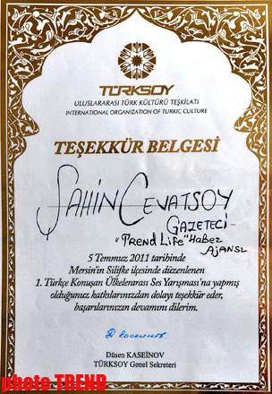 TÜRKSOY rəhbəri Trend-in reportyorunu diplomla mükafatlandırdı (FOTO)
