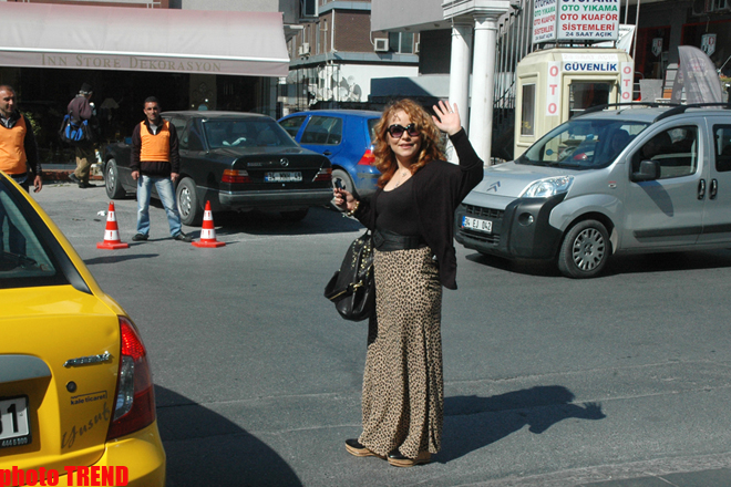 İstanbulda yaşayan müğənni İradə İbrahimova "şoppinq"də (FOTO)