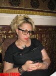 Prodüser Təranə Səmədova ciddi müəllimə görkəmində (FOTO)