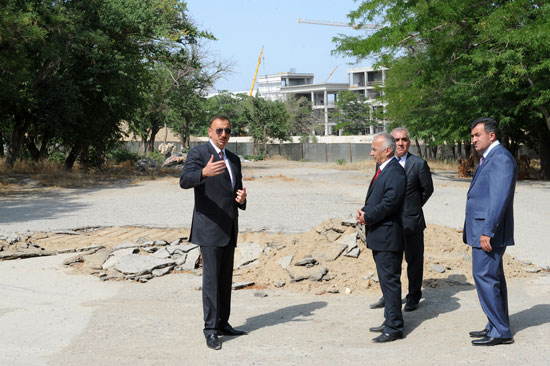 Prezident İlham Əliyev Bakının Nərimanov rayonunda Dədə Qorqud parkının salındığı ərazidə olub (FOTO)