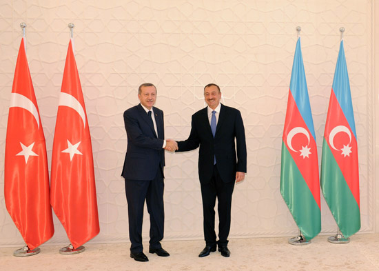 Türkiyənin Baş nazirinin Bakıda rəsmi qarşılanma mərasimi olub (FOTO)