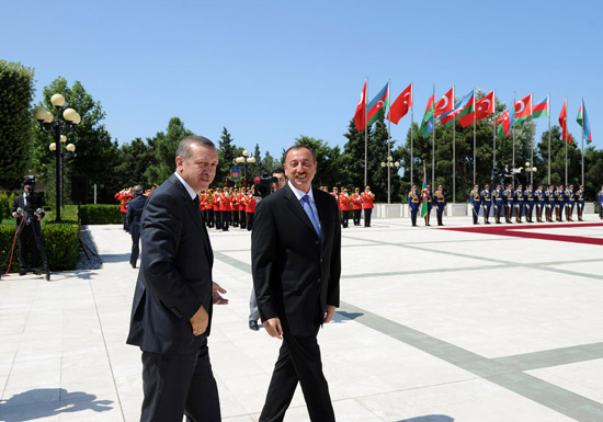 Türkiyənin Baş nazirinin Bakıda rəsmi qarşılanma mərasimi olub (FOTO)