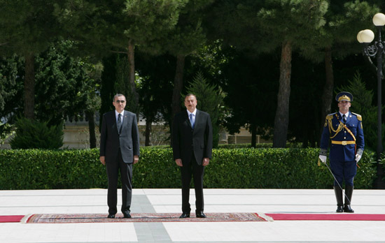 Türkiyənin Baş nazirinin Bakıda rəsmi qarşılanma mərasimi olub (FOTO)