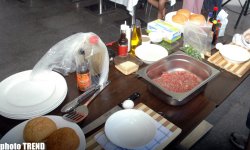 Aygün Kazımova ən yaxşı Hamburger bişirənləri seçdi (FOTO)