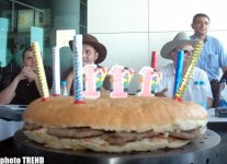 Aygün Kazımova ən yaxşı Hamburger bişirənləri seçdi (FOTO)