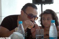 Aygün Kazımova ən yaxşı Hamburger bişirənləri seçdi (FOTO)