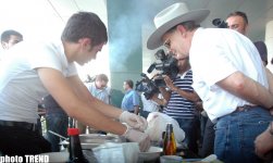 Aygün Kazımova ən yaxşı Hamburger bişirənləri seçdi (FOTO)