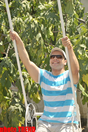 Samuray papağı, meyvəli bağ və ya müğənni Murad Sadıxın rəngarəng yay istirahəti (FOTO)