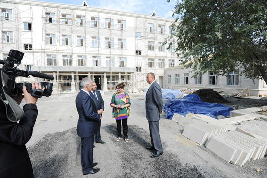 Prezident İlham Əliyev Bakının Yasamal və Nəsimi rayonlarında orta məktəblərdə aparılan əsaslı təmir işləri ilə tanış olub (FOTO)