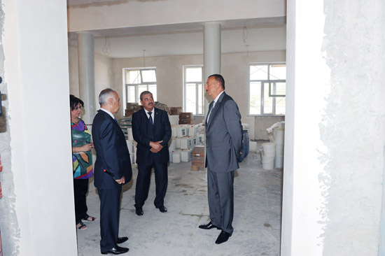 Prezident İlham Əliyev Bakının Yasamal və Nəsimi rayonlarında orta məktəblərdə aparılan əsaslı təmir işləri ilə tanış olub (FOTO)
