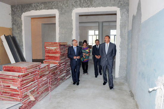 Prezident İlham Əliyev Bakının Yasamal və Nəsimi rayonlarında orta məktəblərdə aparılan əsaslı təmir işləri ilə tanış olub (FOTO)